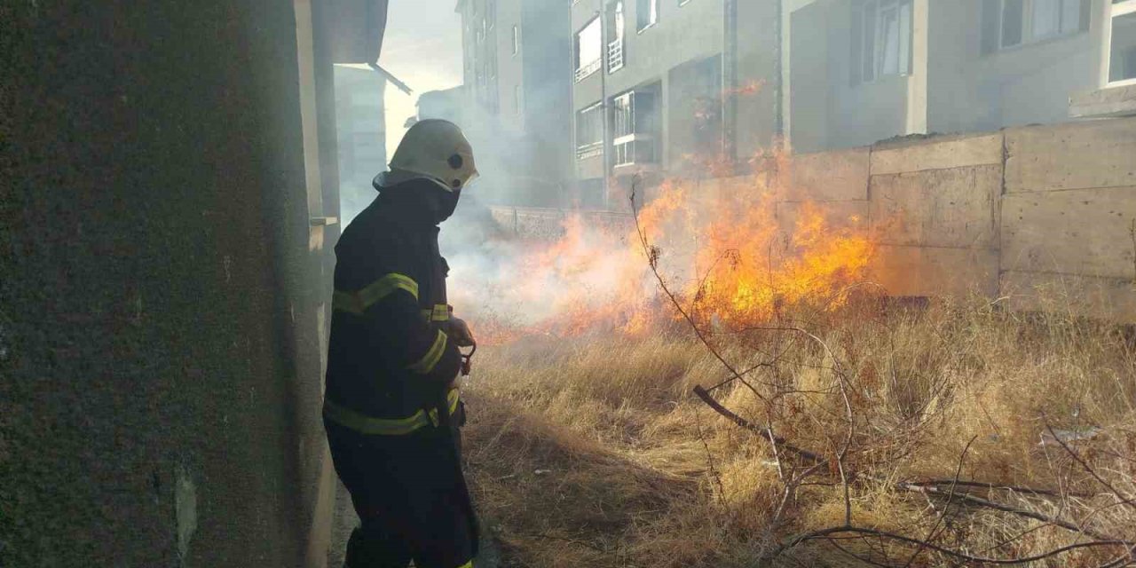 Bahçede çıkan örtü yangını itfaiye ekiplerince söndürüldü