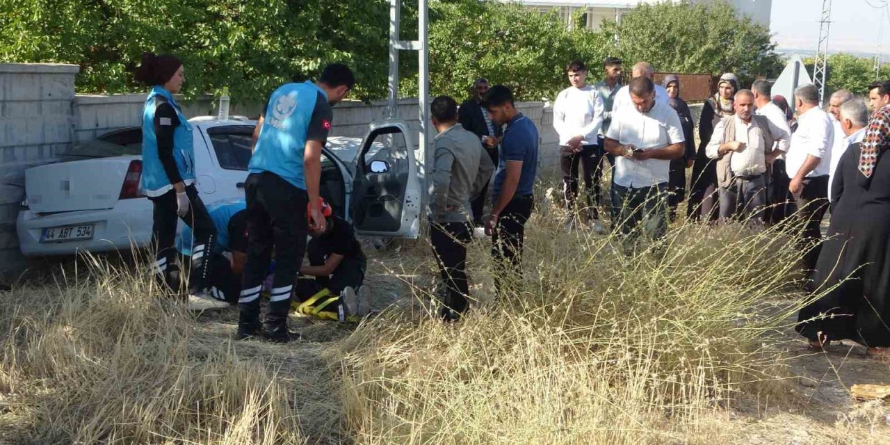 Kontrolden çıkan araç bahçe duvarına çarptı, anne ile 3 çocuğu yaralandı