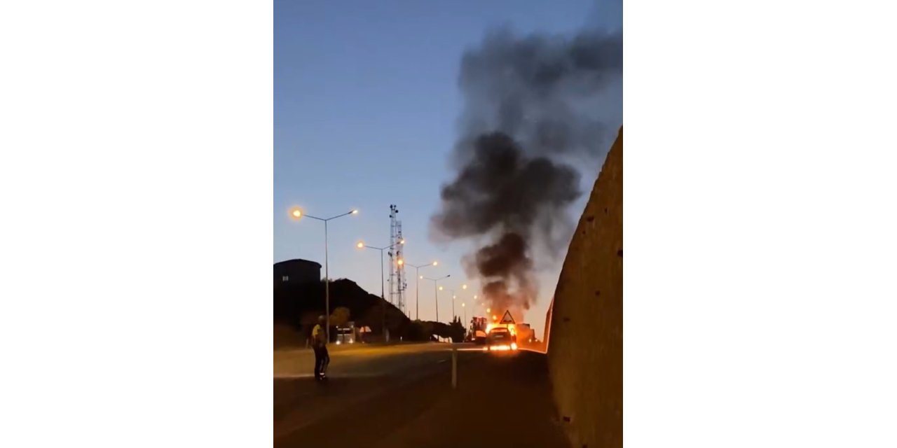 Elazığ’da seyir halindeki otomobil yandı