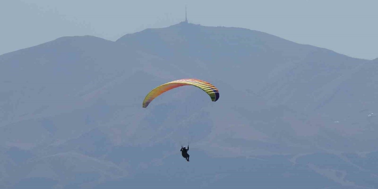 Erzurum’da gökyüzü rengarenk paraşütlerle süslendi