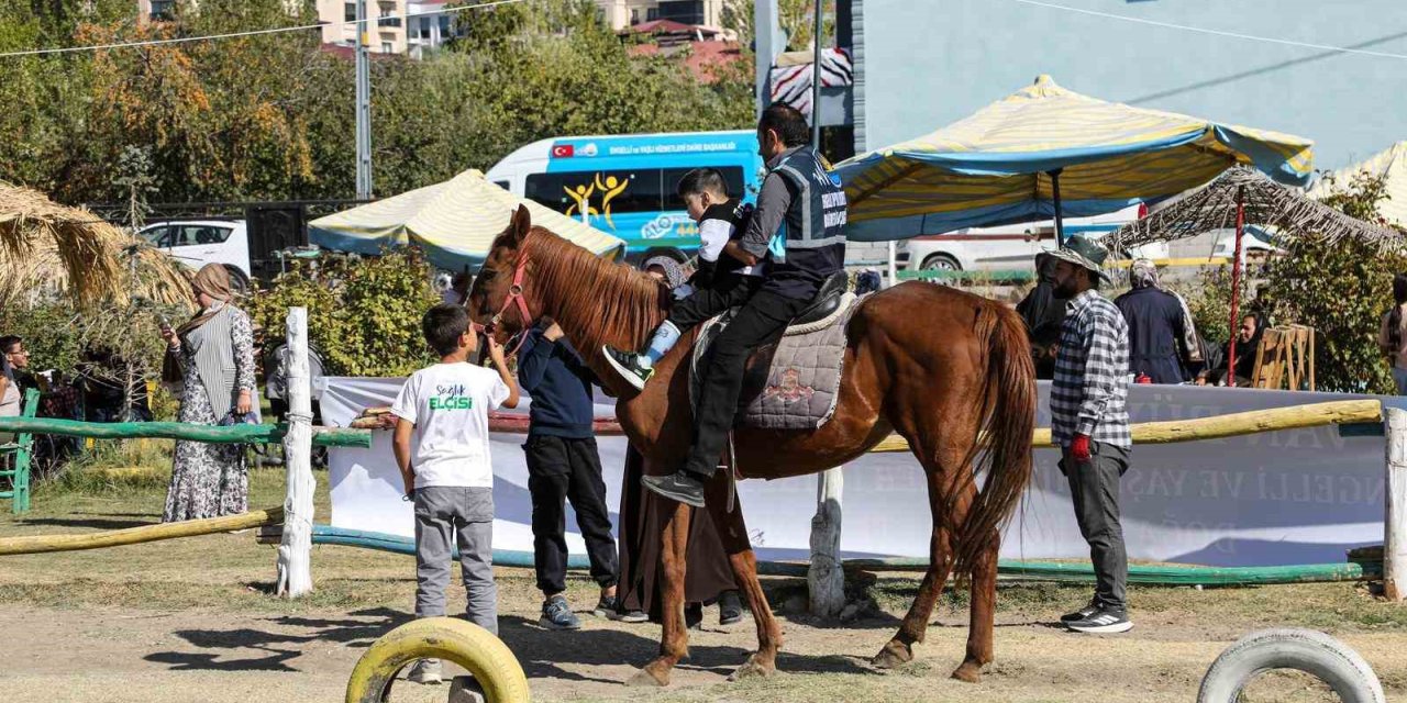 Van’daki özel çocuklar ata binmenin heyecanını yaşadı