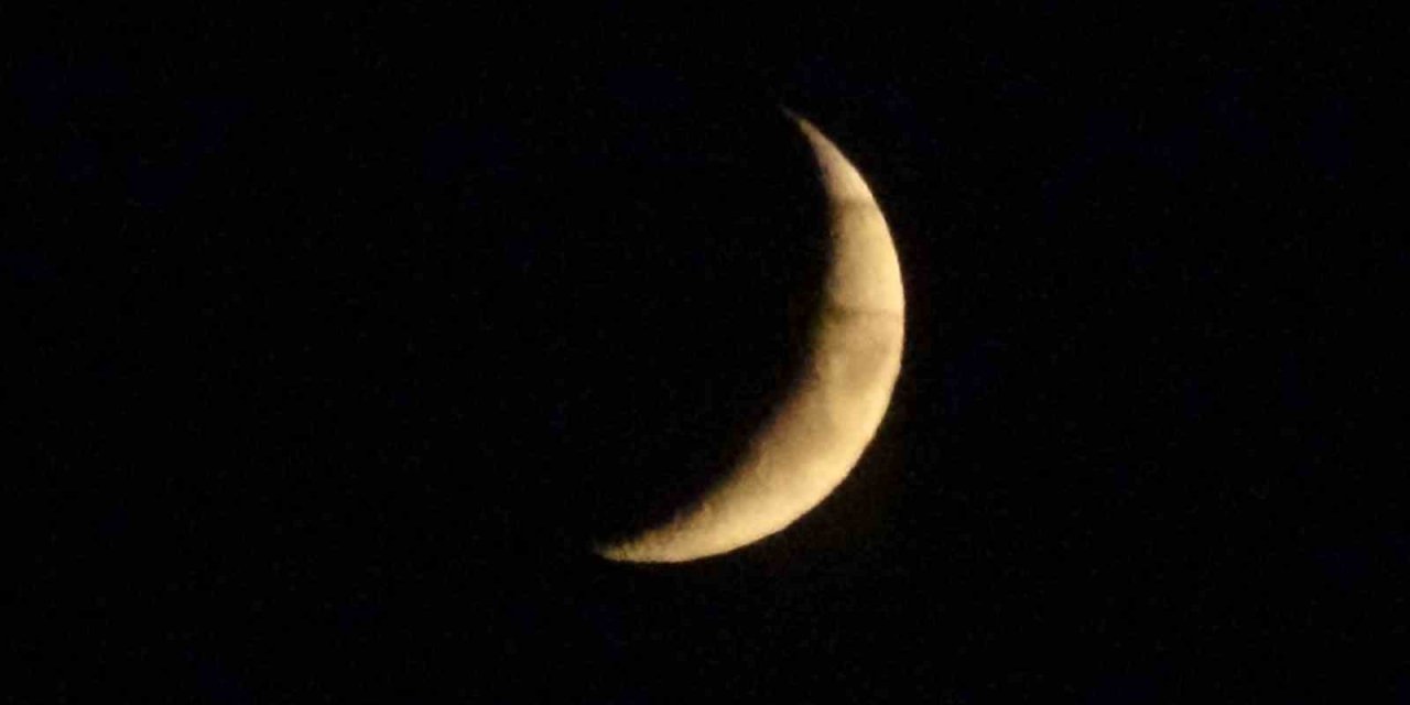 Van semalarında hilal ay ile bulutların saklambaç oyunu