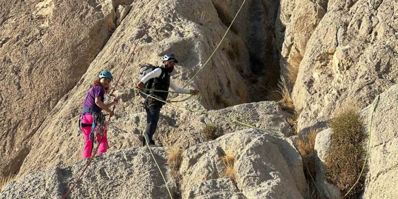 Van’da sporculara kaya tırmanışı eğitimi verildi