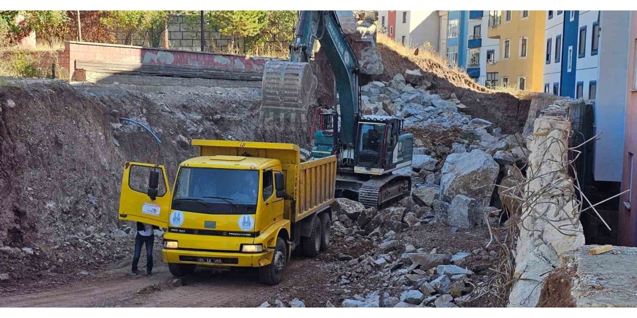 İspir’de heyelan krizi