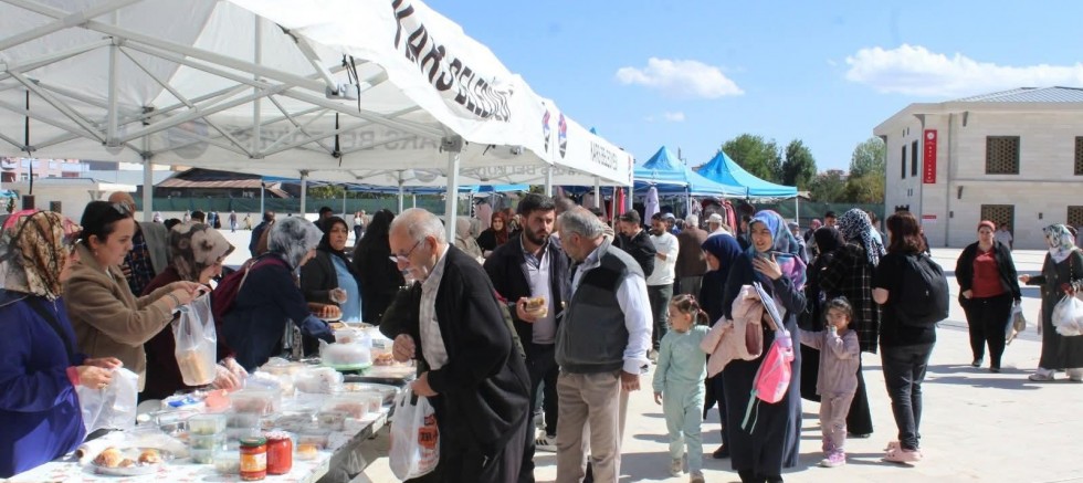 Kars'ta Kur'an kursları yararına “Hayır Çarşısı” kuruldu