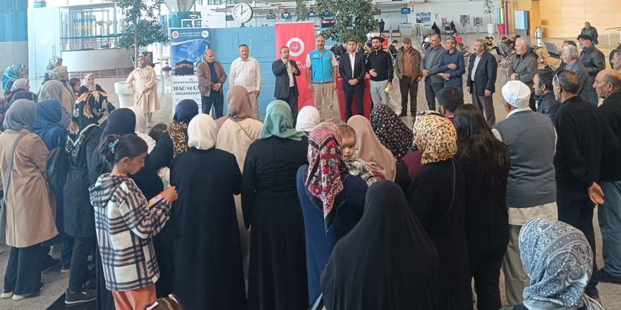 Kars’tan umre yolcuları dualarla uğurlandı