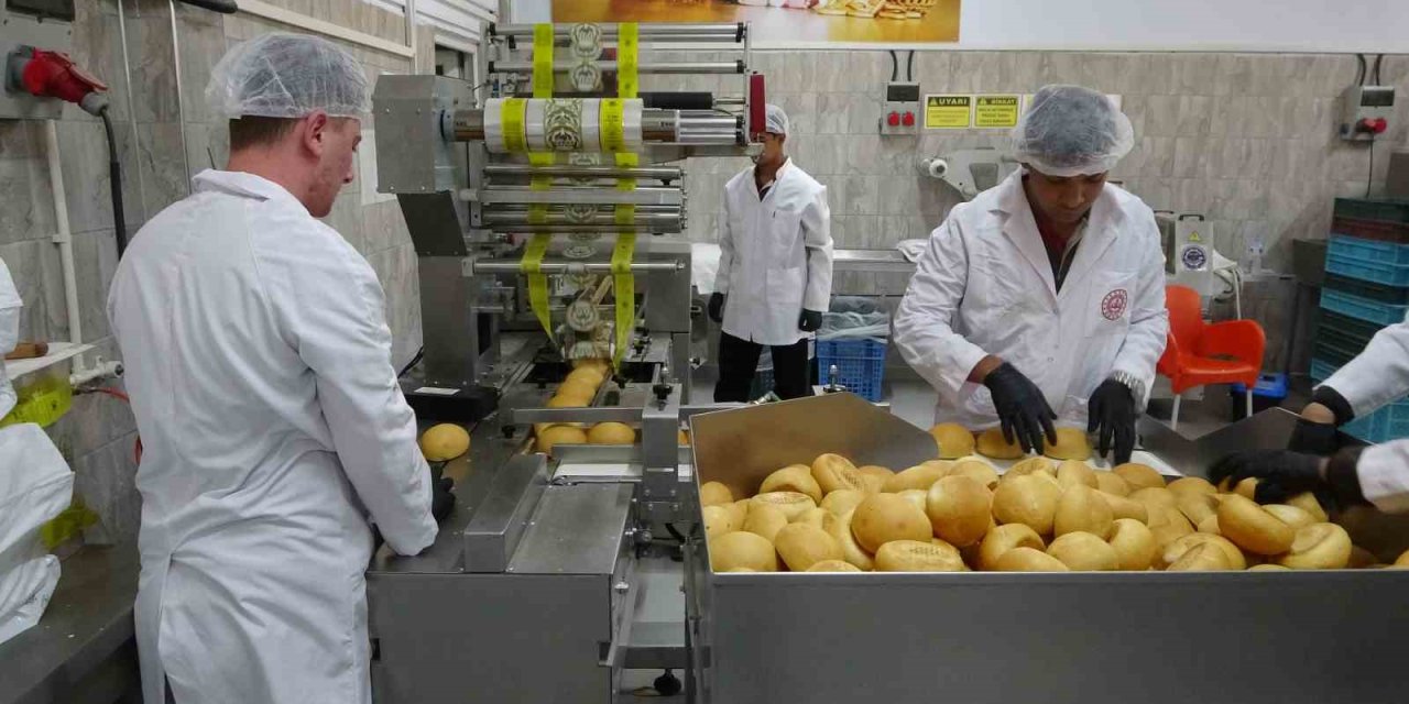 Meslek lisesinde ekmek üretimi, genç ustalar iş başında