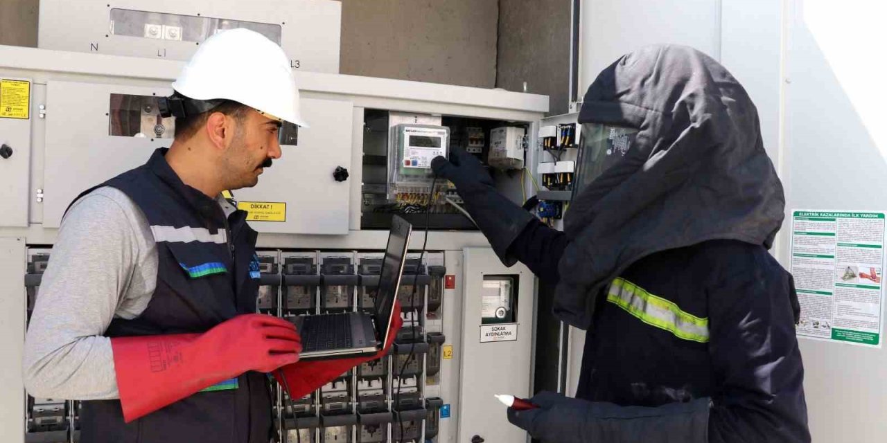 Sayaç okurken para buldu, hiç düşünmeden sahibine ulaştırdı