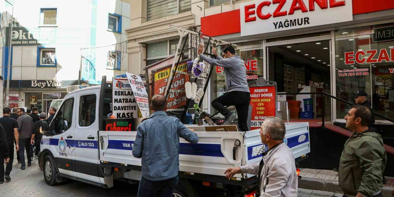 Zabıta ekipleri kaldırımlara bırakılan ürünleri topladı