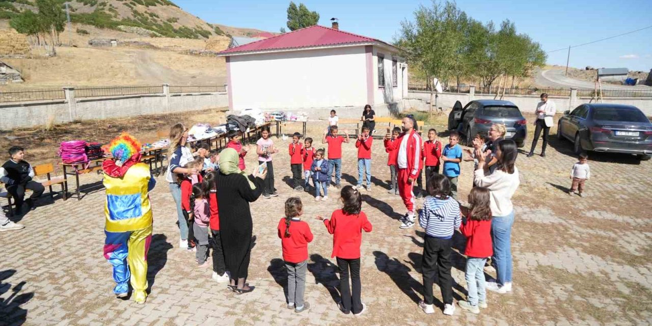 Muş’ta gönüllüler köy çocuklarına mutluluk taşıdı