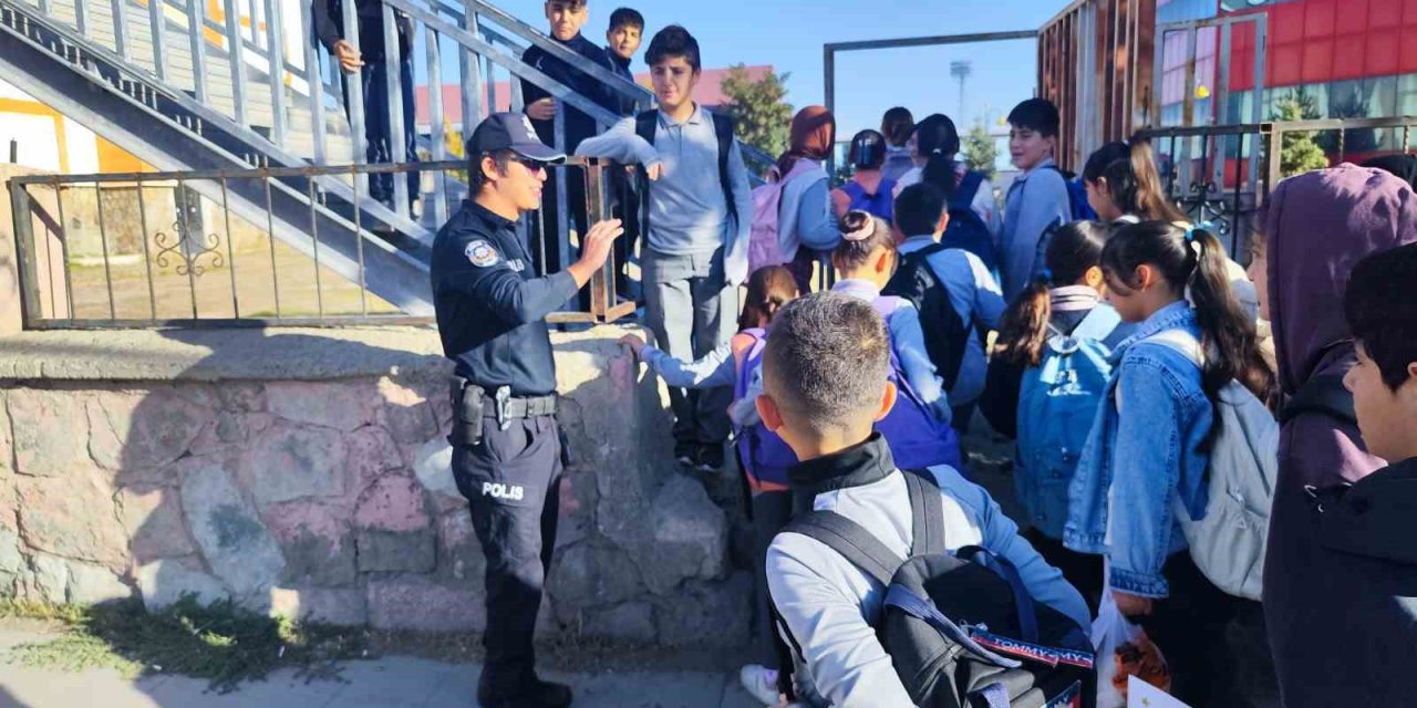 Ağrı’da polis ekipleri okul çevrelerinde denetimlerini sürdürüyor
