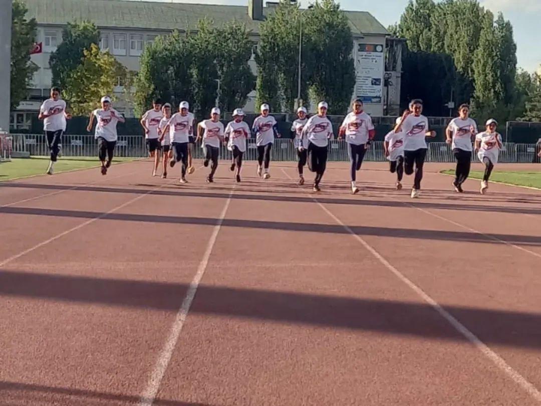 Kars’ta 100 Metre Yarışı Nefes Kesti