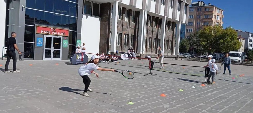 Kars’ta Valilik Önünde Kort Tenisi Etkinliği Düzenlendi