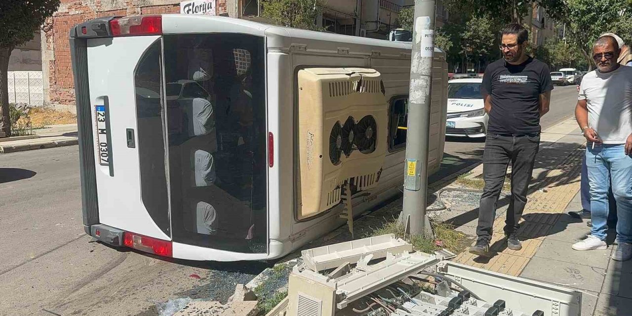 Kamyonet ile çarpışan yolcu minibüsü devrildi