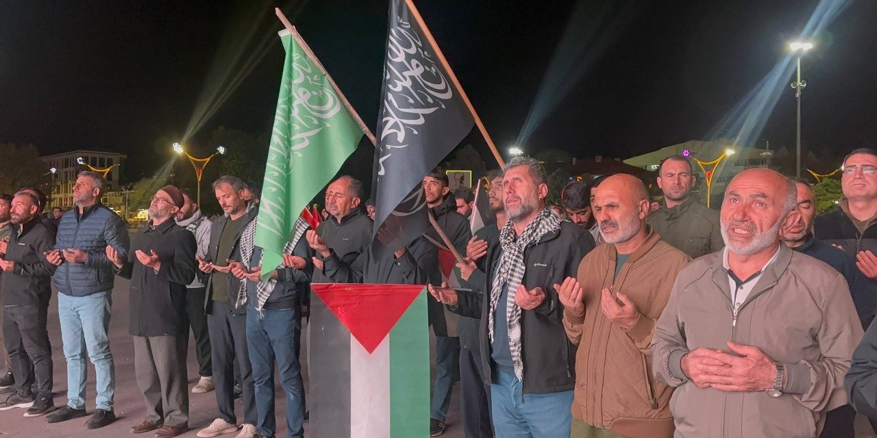 Erzincan’da Filistin’e destek: Cumhuriyet Meydanı’nda dualar edildi