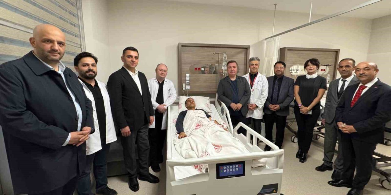 Ailesi uzakta olan gence Vali refakat etti