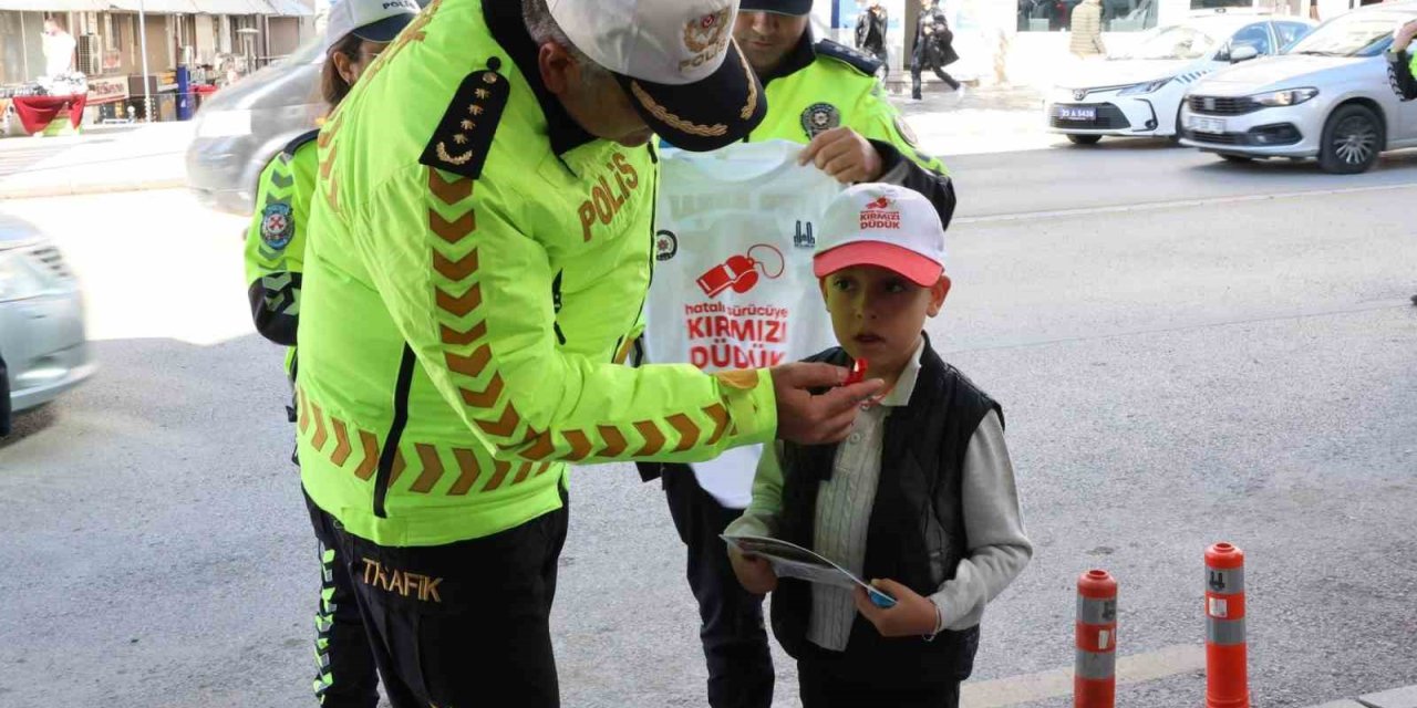 Erzurum’da polisten "Önce Yaya" farkındalığı uygulaması
