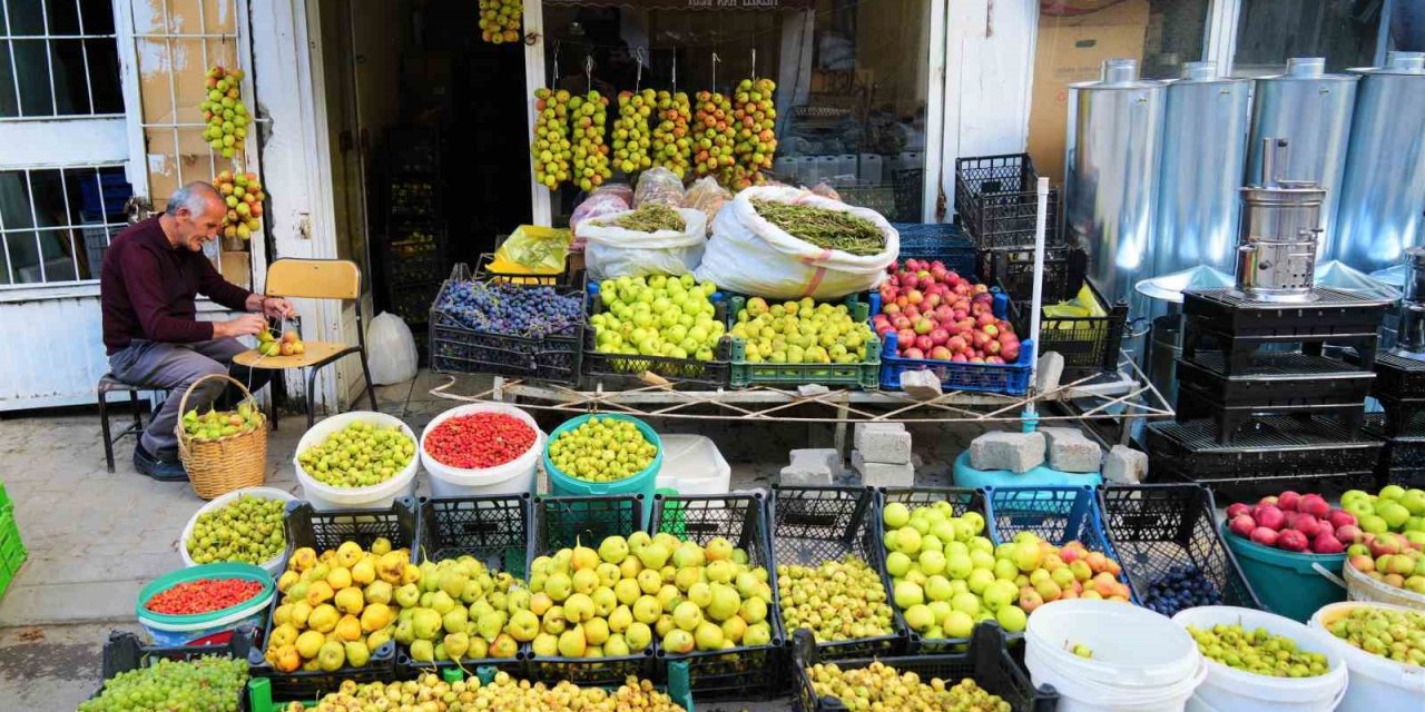 Muş’ta ipe dizilen güz armutları 3 ay tazeliğini koruyor