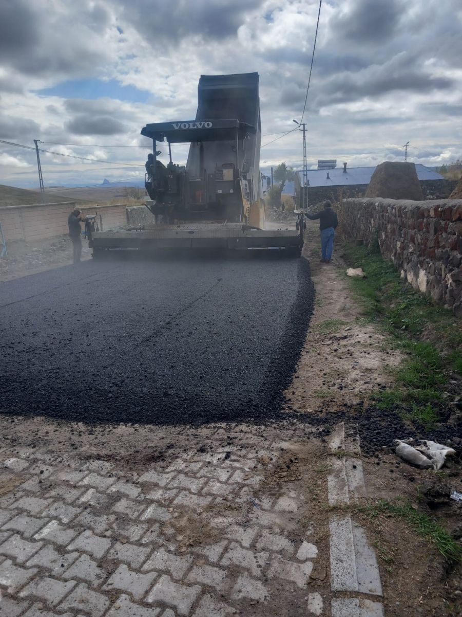 Kars İl Özel İdaresi, köy yollarında çalışmalarını sonbaharda da aralıksız sürdürüyor