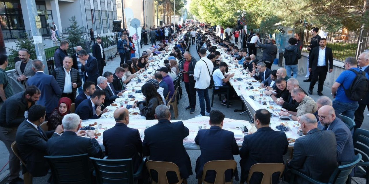 Üniversite öğrencilerine hoş geldiniz kahvaltısı