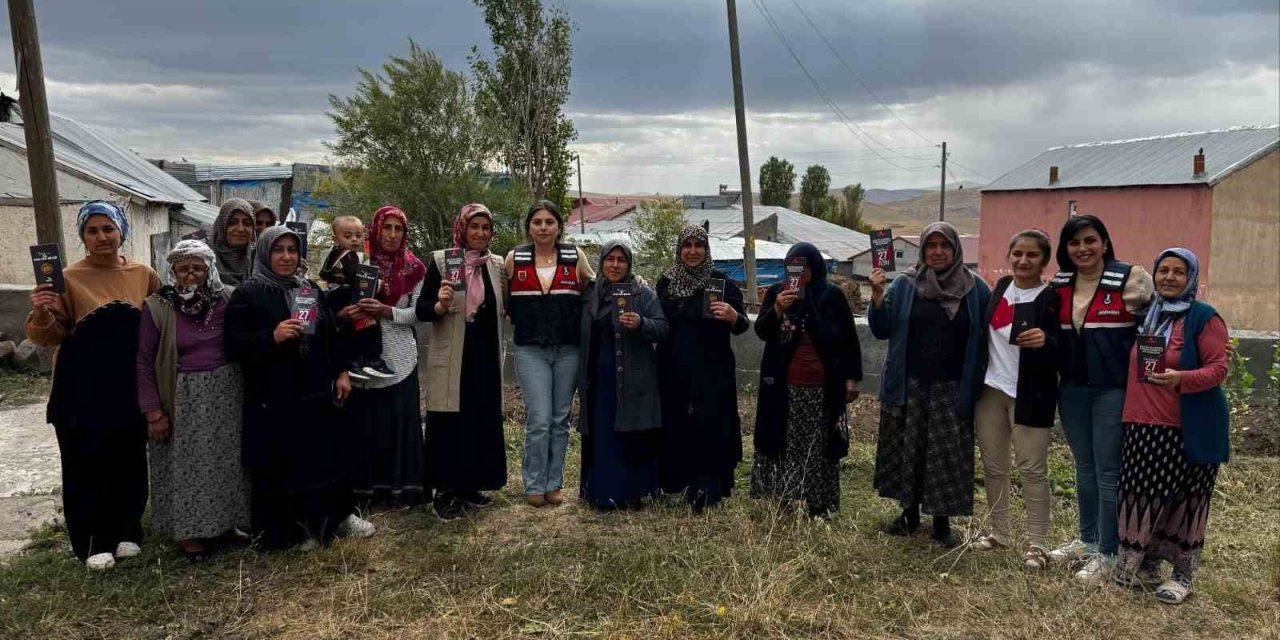 Kars’ta jandarma kadınları KADES hakkında bilgilendiriyor
