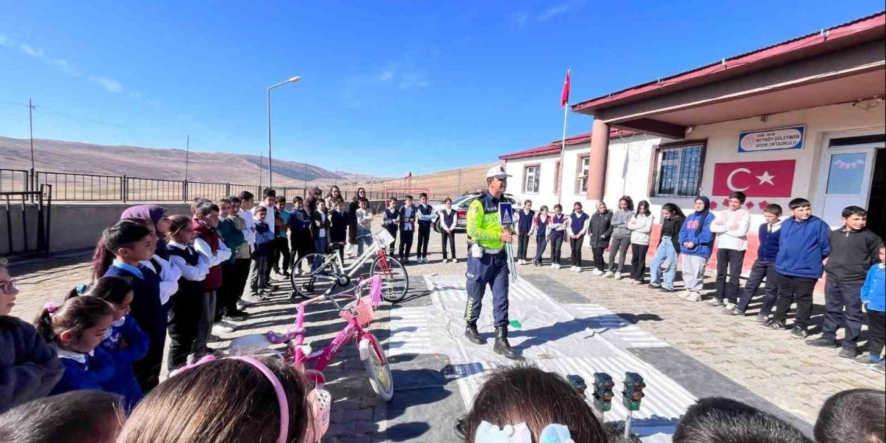 Selim’de öğrencilere trafik eğitimi