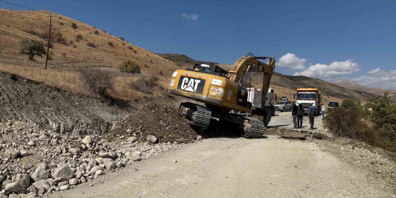 Büyükşehir Belediyesi ekipleri kış öncesi mahalle köy yolları için seferber oldu