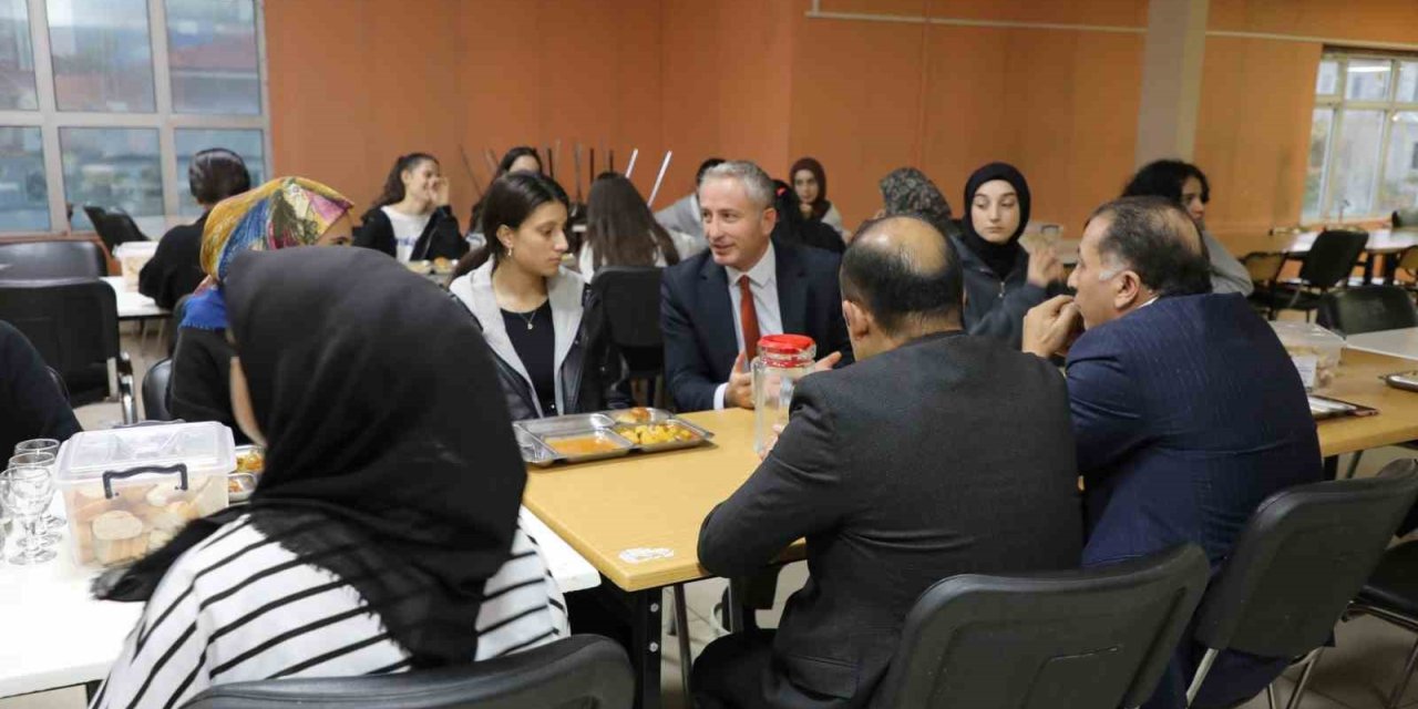 Ağrı Milli Eğitim Müdürü Kökrek, öğrencilerle bir araya geldi