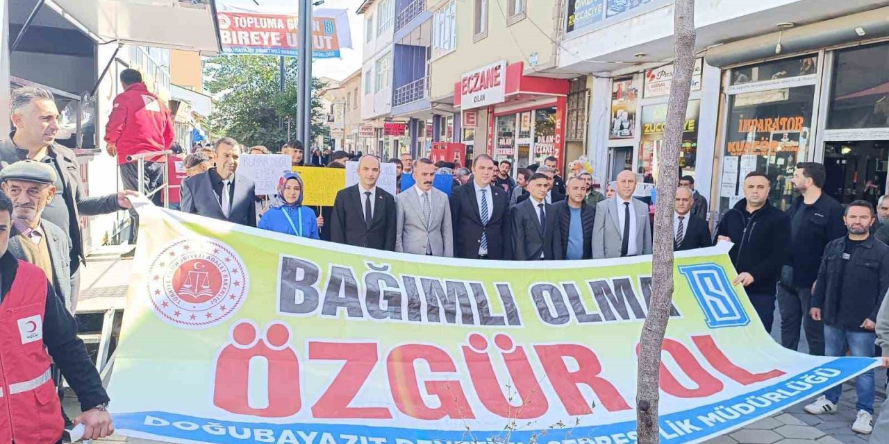 Diyadin’de "Bağımlılıkla Mücadele" farkındalık standı kuruldu