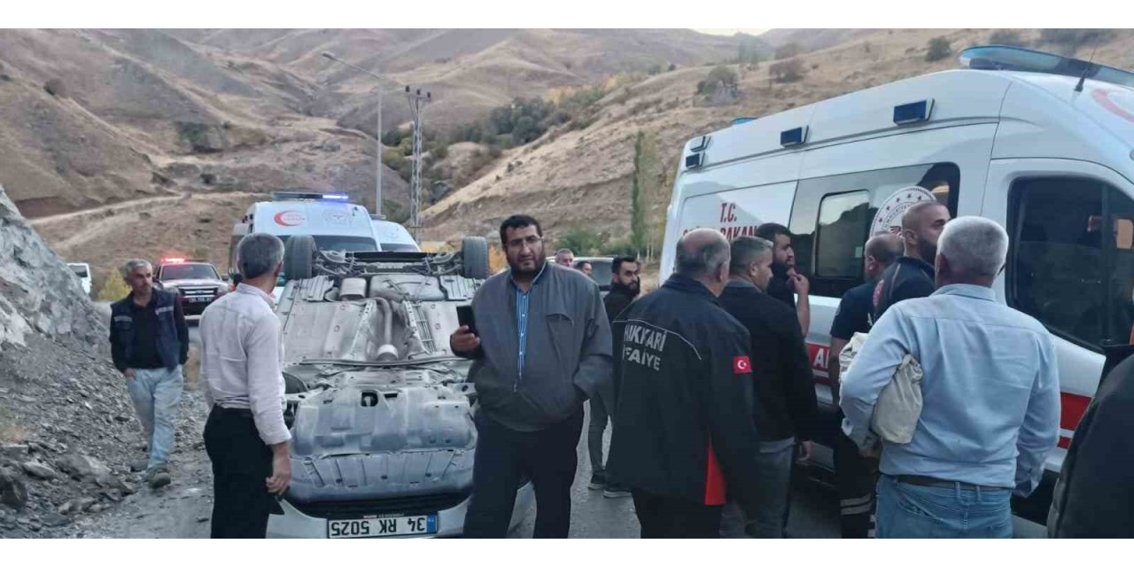 Hakkari’de kontrolden çıkan otomobil takla attı: 3 yaralı