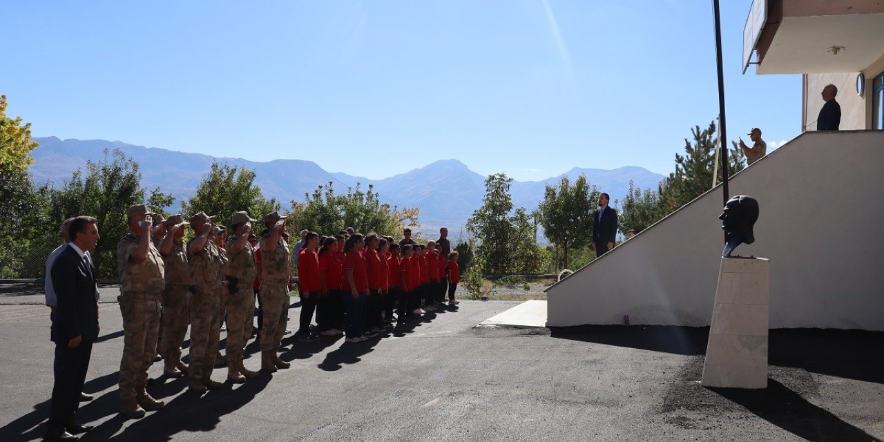 Köy okuluna jandarmadan Atatürk köşesi
