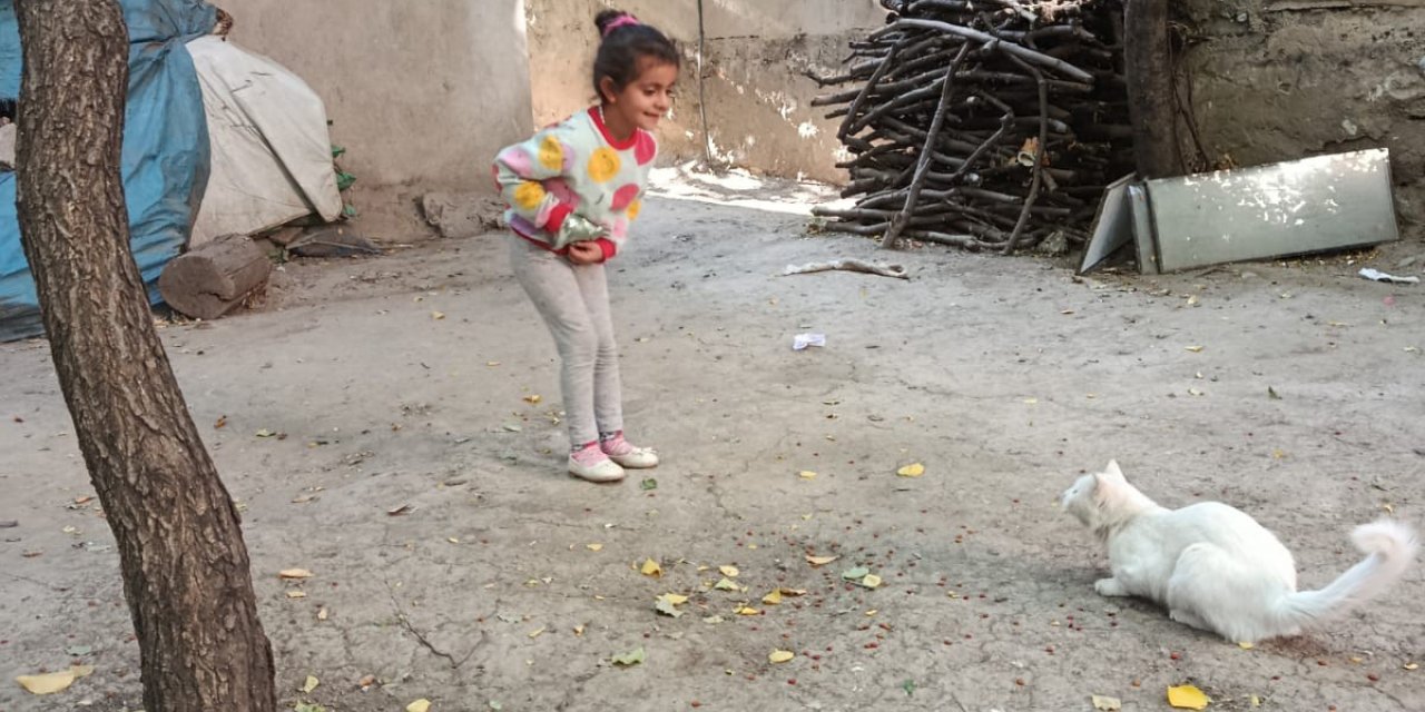 Çatak’ta minik öğrencilerden anlamlı davranış