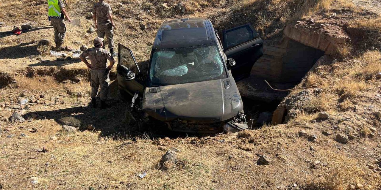 Muş’ta takla atan araç şarampole uçtu: 3 yaralı