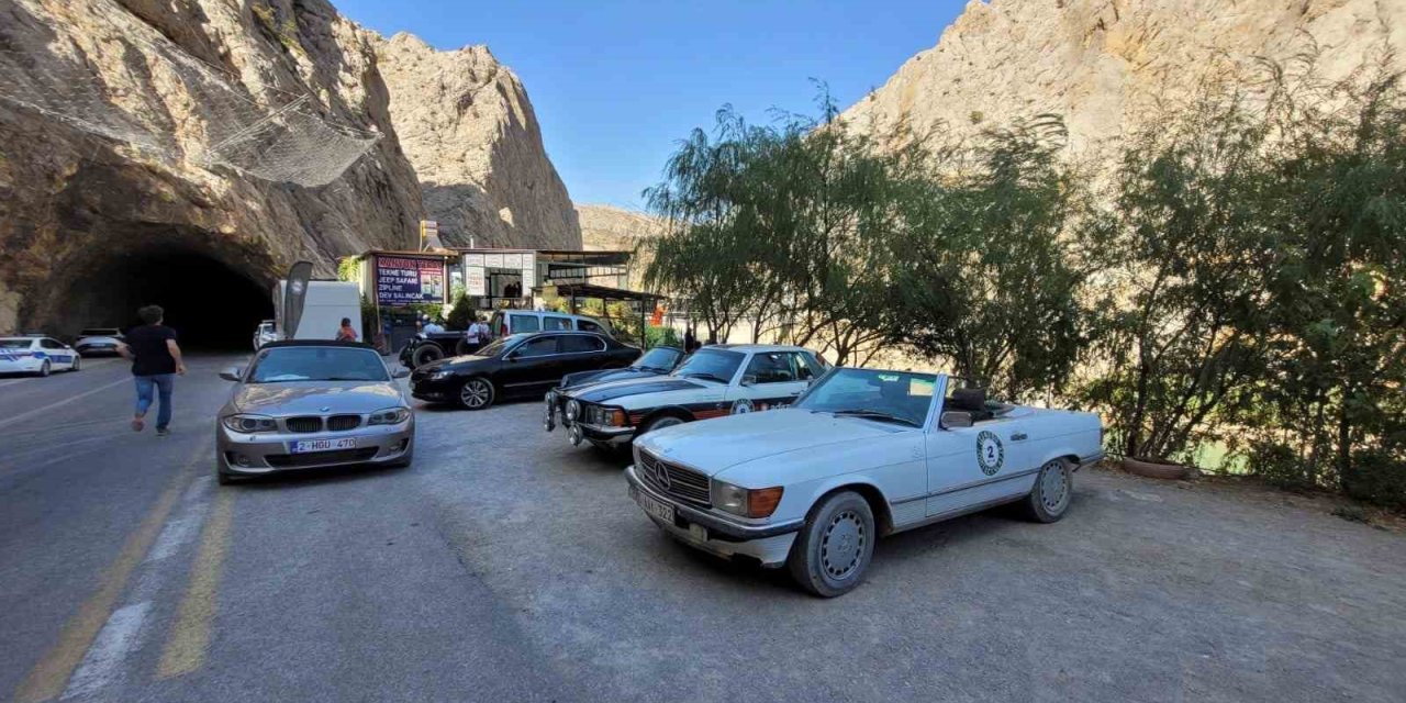 Belçikalı klasik araç tutkunları Kemaliye’de