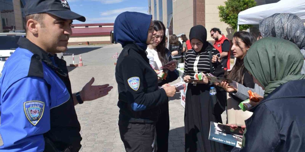 Kars’ta polis üniversite öğrencilerini bilgilendirdi
