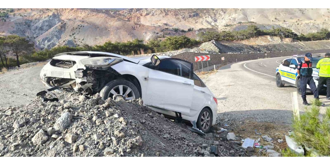 Malatya’da   kontrolden çıkan araç toprak yığınına çarptı: 1 yaralı