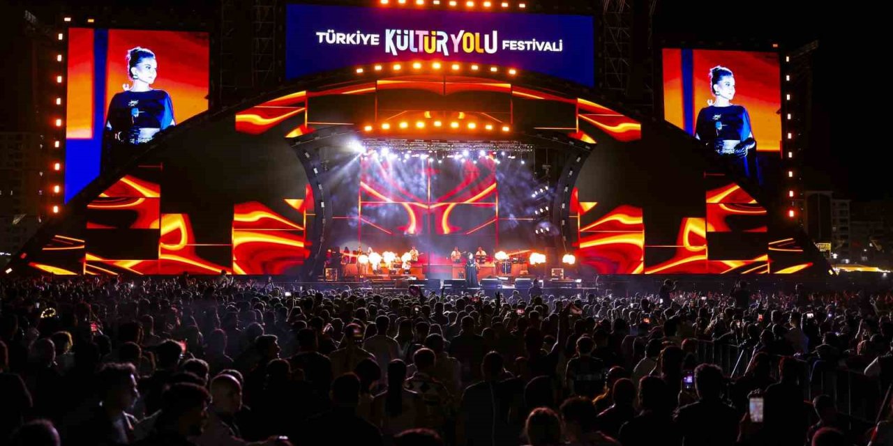 Malatya Kültür yolu festivalinde Ebru Yaşar’dan görkemli başlangıç