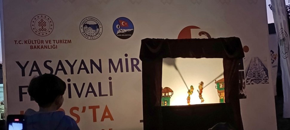 Kars’ta Karagöz-Hacivat Gösterisi Çocuklardan Büyük ilgi Gördü
