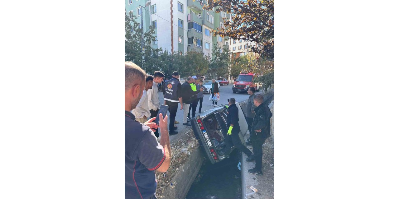 Van’da otomobil su kanalına düştü: 1 yaralı