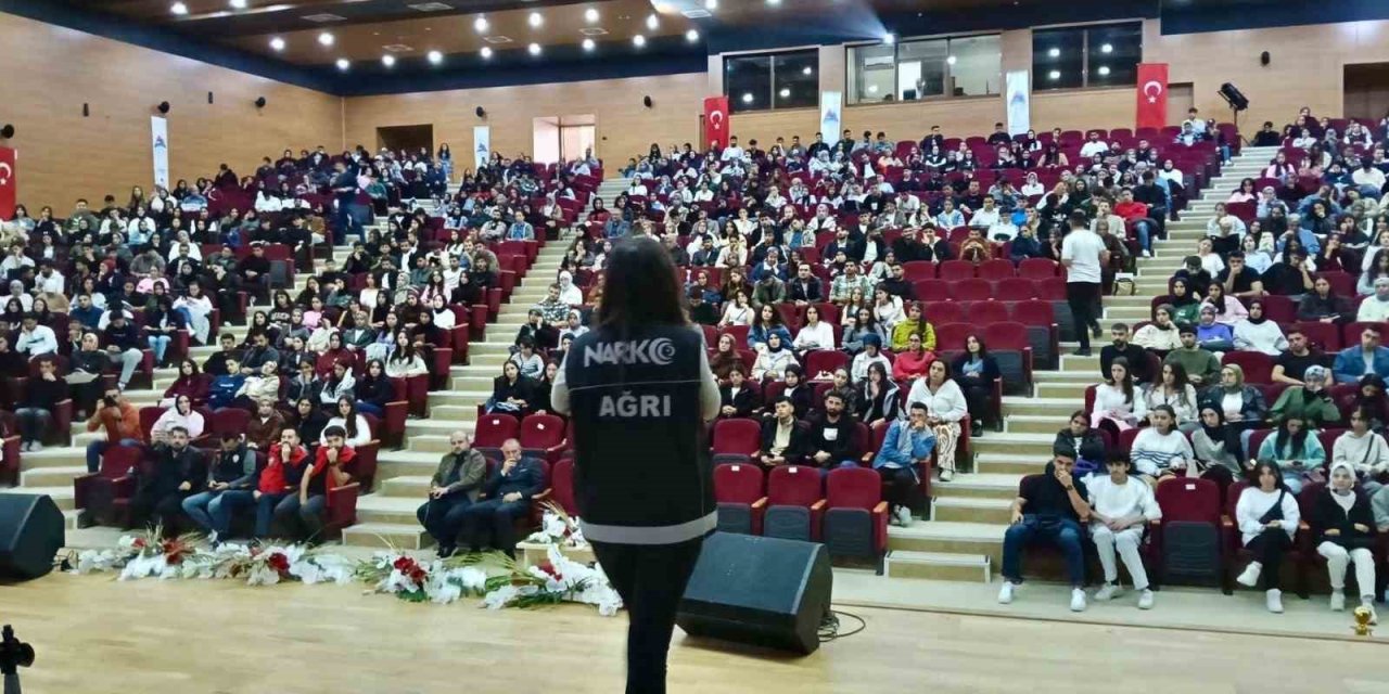 Ağrı Emniyetinden üniversite öğrencilerine güvenli yaşam ve bilinçli internet eğitimi