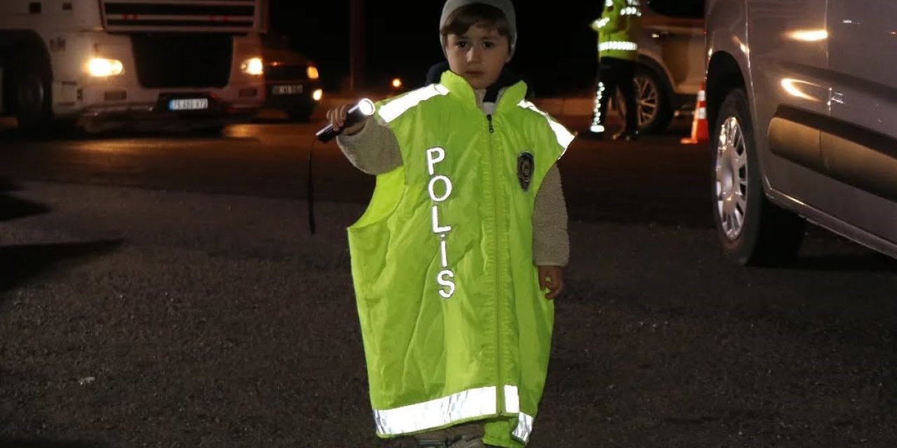 Ağrı girişinde minik polis dikkat çekti