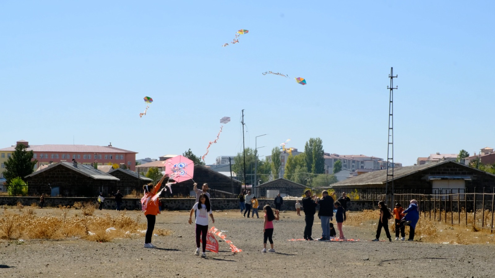 Kars Ehlibeyt Derneği’nden uçurtma şenliği