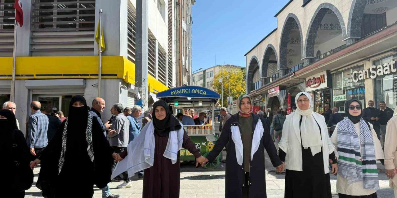 Ağrı’da kadınlar Gazze’ye destek için sessiz zincir oluşturdu