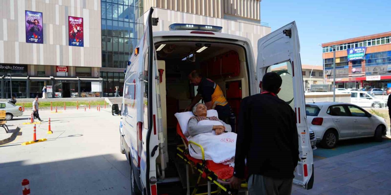 Erzincan’da taburcu edilen hastalar ihtiyaç halinde evlerine ambulansla ücretsiz götürülüyor