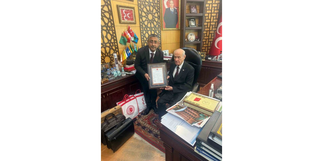 Teşkilat binasının tapusunu Genel Başkan Devlet Bahçeli’ye takdim ettiler