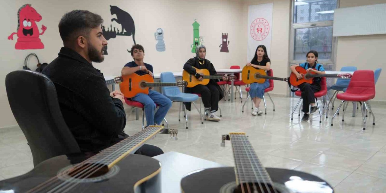 Gençlik Merkezi’nde gençler sanatı keşfediyor