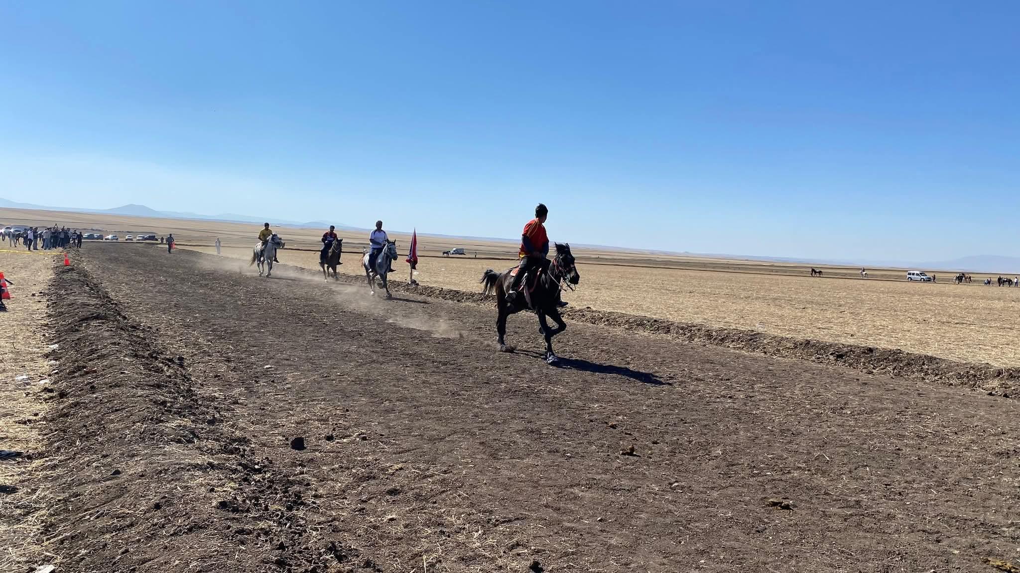 Arpaçay’da 4. Geleneksel Rahvan At Yarışları düzenlendi