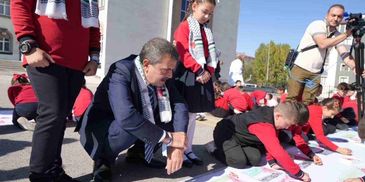Bakan Tekin: "Bu dünyayı hepimiz için yaşanabilir kılacak bireyler yetiştirmemiz lazım"