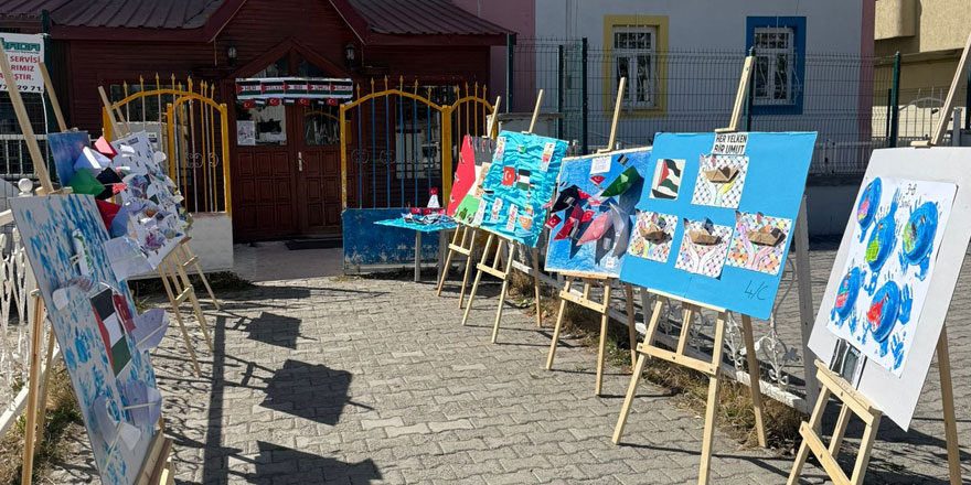 Kars’ta miniklerden Filistin’e destek: Sumud filosu sergisi açıldı