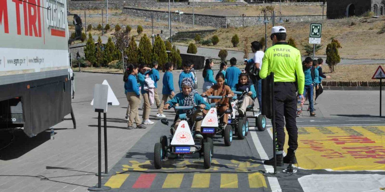 Mobil trafik eğitim tırı Kars’ta